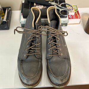 Redwings classic moc sz 9 really cool bluish grey color.